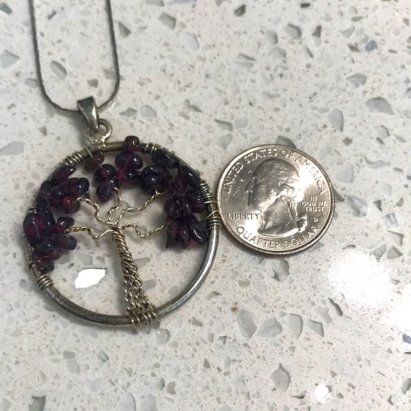 NWOT 18k necklace with (garnet?) round pendant - Picture 2 of 5